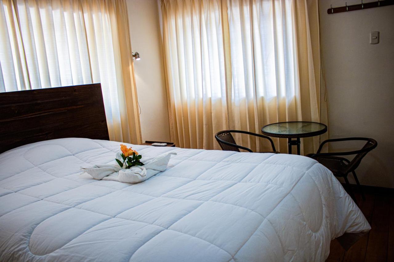 Hotel Los Laureles Calca Eksteriør billede
